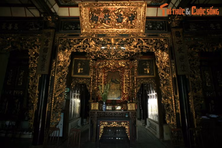 Hai con người đến từ hai thế giới khác nhau ấy đã dọn về sống chung dưới một mái nhà. Khi Huỳnh Thuỷ Lê ngỏ lời muốn cưới Margueritte, gia đình anh đã kịch liệt phản đối, vì cha anh là một doanh nhân gốc Hoa bảo thủ, coi trọng những giá trị truyền thống.