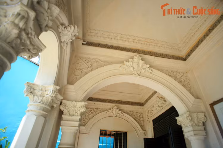 Một ngày nọ, trên chuyến phà Mỹ Thuận, thiếu nữ người Pháp đã thu hút sự chú ý của một người đàn ông 27 tuổi, tên Huỳnh Thuỷ Lê, con trai một nhà tài phiệt người Hoa, anh ta. Anh bắt chuyện với cô và cô đồng ý cùng anh lên chiếc xe Limousine sang trọng.