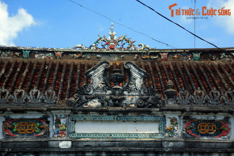 Khi ấy gia cảnh của hai người trái ngược nhau. Bố Margueritte mất sớm trong cảnh nợ nần sau khi mở đồn điền thất bại, để lại người mẹ luôn trầm uất. Cô con gái nhỏ vừa cô đơn trong mái ấm gia đình, vừa lạc lõng giữa một vùng đất lạ với những con người khác màu da và ngôn ngữ.