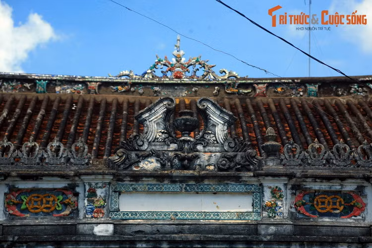 Khi ấy gia cảnh của hai người trái ngược nhau. Bố Margueritte mất sớm trong cảnh nợ nần sau khi mở đồn điền thất bại, để lại người mẹ luôn trầm uất. Cô con gái nhỏ vừa cô đơn trong mái ấm gia đình, vừa lạc lõng giữa một vùng đất lạ với những con người khác màu da và ngôn ngữ.