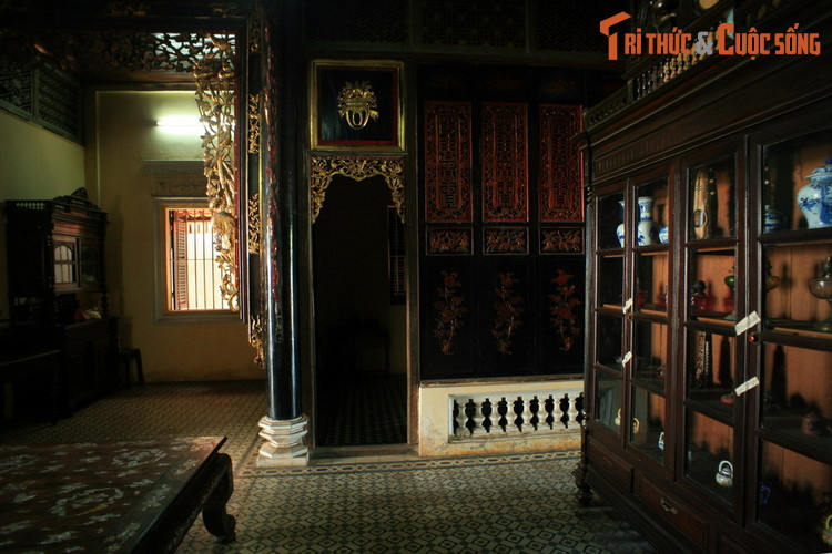 Không thể chống lại gia đình, Huỳnh Thuỷ Lê chia tay Margueritte trong cay đắng. Margueritte đau đớn lên tàu trở về Pháp ở tuổi 18. Khi con tàu rời bến, từ mạn tàu nàng thấy thấp thoáng từ xa chiếc xe hơi sang trọng màu đen quen thuộc của người tình lặng lẽ phía bên bờ.