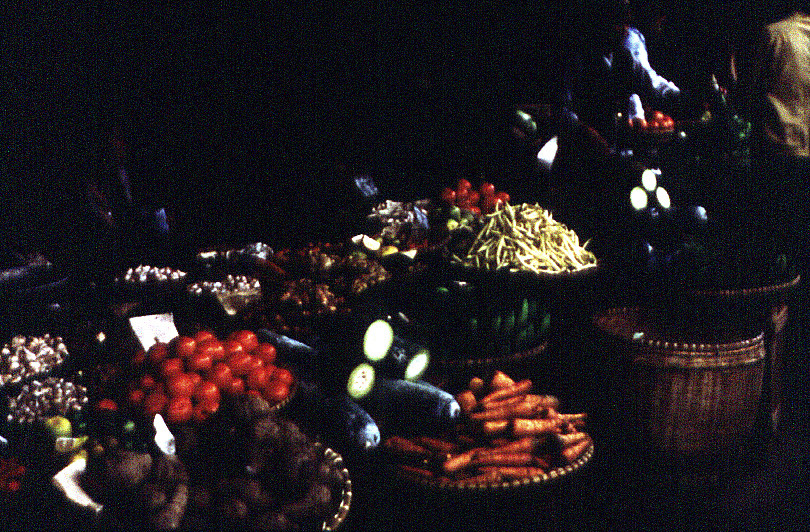 Các loại rau củ quả tại khu chợ cóc ở phố cổ Hà Nội.