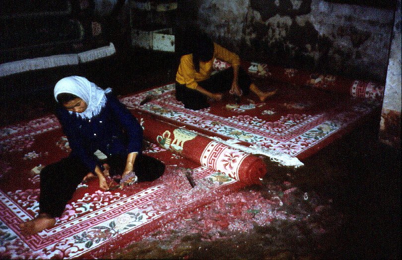 Trong một xưởng dệt thảm ở Hà Nội.