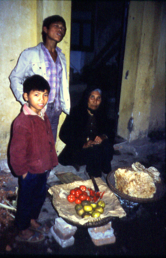 Quầy hàng nhỏ của cụ bà bên ngoài một ngôi nhà phố cổ.