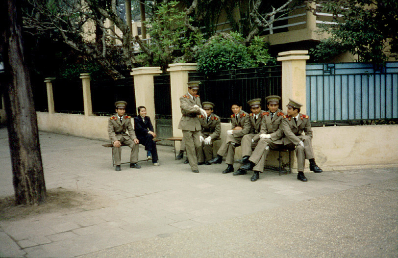 Các quân nhân trẻ bên ngoài tòa biệt thự cũ ở Ba Đình.