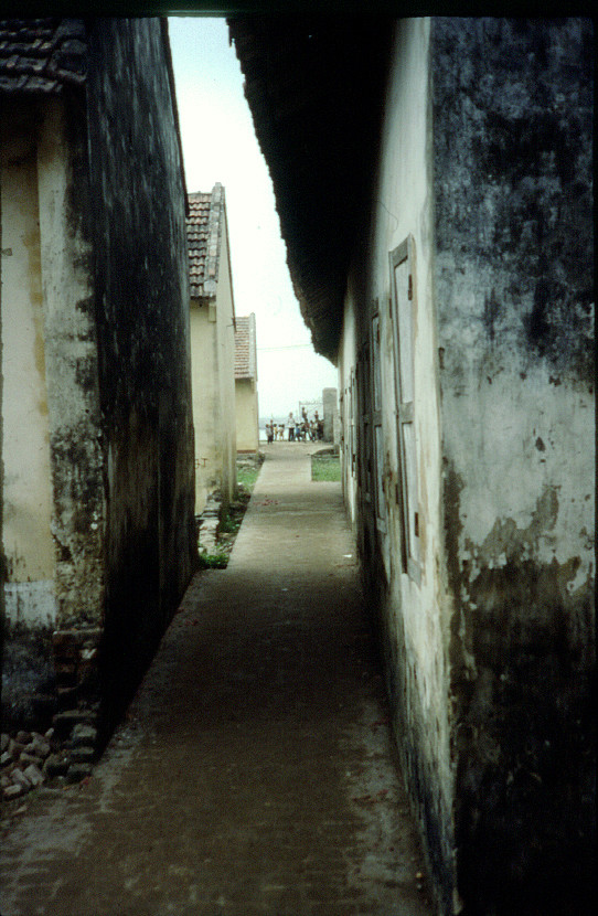 Một hẻm nhỏ thông ra hồ Trúc Bạch.