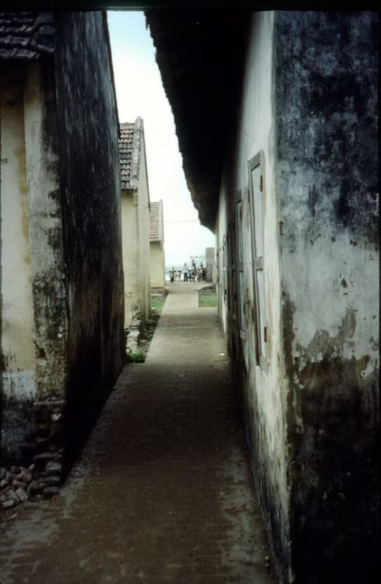 Một hẻm nhỏ thông ra hồ Trúc Bạch.