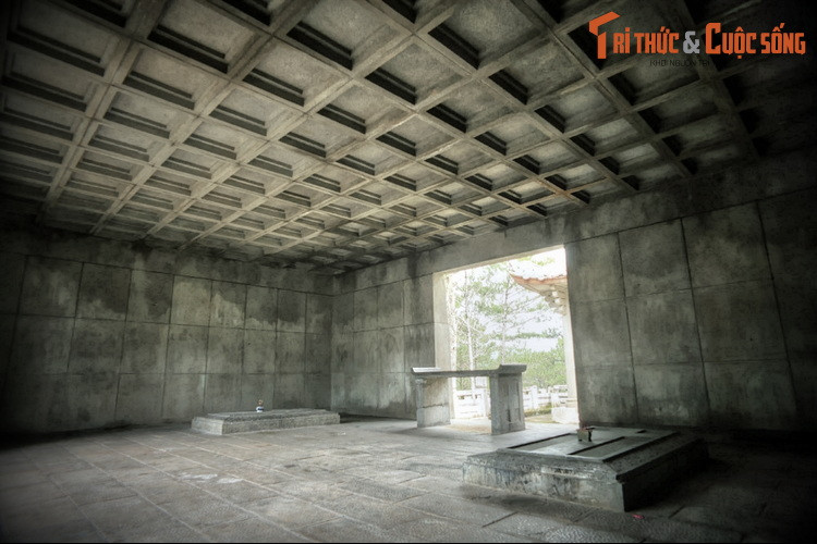 Bên trong lăng, hai ngôi mộ của ông bà Nguyễn Hữu Hào được làm bằng bằng đá xanh cao khoảng 30 cm, nằm hai bên một hương án cũng bằng đá xanh đặt chính giữa. Hai ngôi mộ đều được chạm khắc tinh xảo với hình tượng thập giá của đạo Thiên Chúa ở trung tâm...