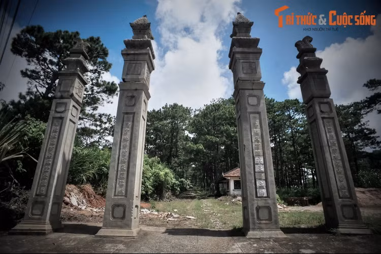 Cổng lăng nằm dưới chân đồi, là trụ biểu gồm 4 trụ thẳng đứng trang trí hoa sen và chó ngao và đề tự 2 cặp câu đối do Nam Phương Hoàng Hậu đề tự. Đường lên lăng gọi là nhất chính đạo gồm 36 bậc, cứ cách 9 – 13 bậc sẽ có một chiếu nghỉ.