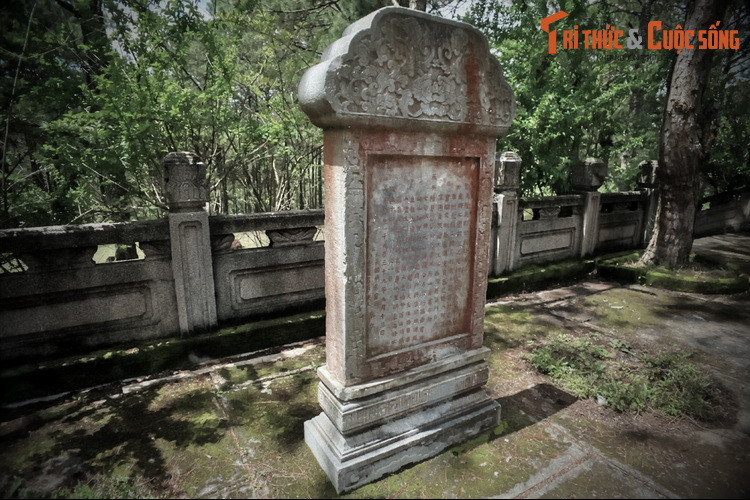 Quay trở lại với khu lăng mộ Nguyễn Hữu Hào, với kiến trúc độc đáo và tọa lạc trên một đồi thông khung cảnh hữu tình, khu di tích này đã được tỉnh Lâm Đồng xếp vào danh sách các địa điểm có tiềm năng khai thác du lịch, nằm trong tổng thể quy hoạch của khu du lịch Thác Cam Ly.