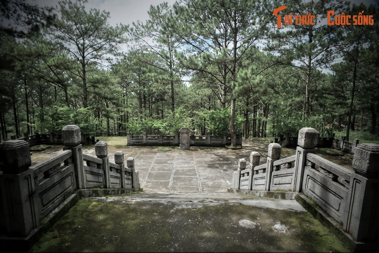 Tương truyền, khi vị quốc trượng (bố vợ vua) lâm bệnh khó qua khỏi, vua Bảo Đại và Nam Phương Hoàng hậu đã mời cao nhân phong thủy tìm vị trí đặt lăng. Công trình được xây dựng năm 1939 trên quả đồi cao phía Tây Nam Đà Lạt, đối diện với thác Cam Ly, hướng về trung tâm thành phố.