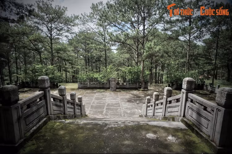 Tương truyền, khi vị quốc trượng (bố vợ vua) lâm bệnh khó qua khỏi, vua Bảo Đại và Nam Phương Hoàng hậu đã mời cao nhân phong thủy tìm vị trí đặt lăng. Công trình được xây dựng năm 1939 trên quả đồi cao phía Tây Nam Đà Lạt, đối diện với thác Cam Ly, hướng về trung tâm thành phố.