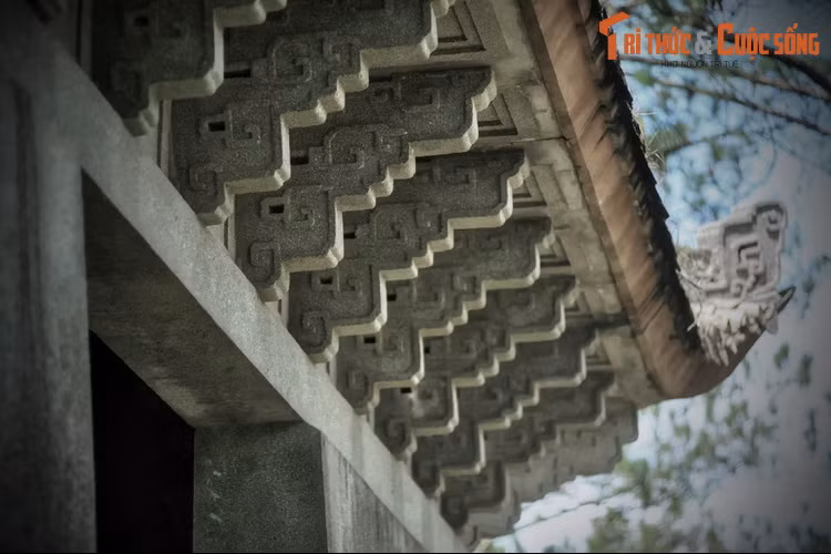 Ông Nguyễn Hữu Hào rất yêu mảnh đất Đà Lạt. Tại vùng cao nguyên này, gia đình ông sở hữu nhiều dinh thự có vị trí đẹp, tiêu biểu là Cung Nam Phương Hoàng hậu mà ông tặng cho con gái làm của hồi môn, nay mở cửa cho khách tham quan trong khuôn viên Bảo tàng Lâm Đồng.