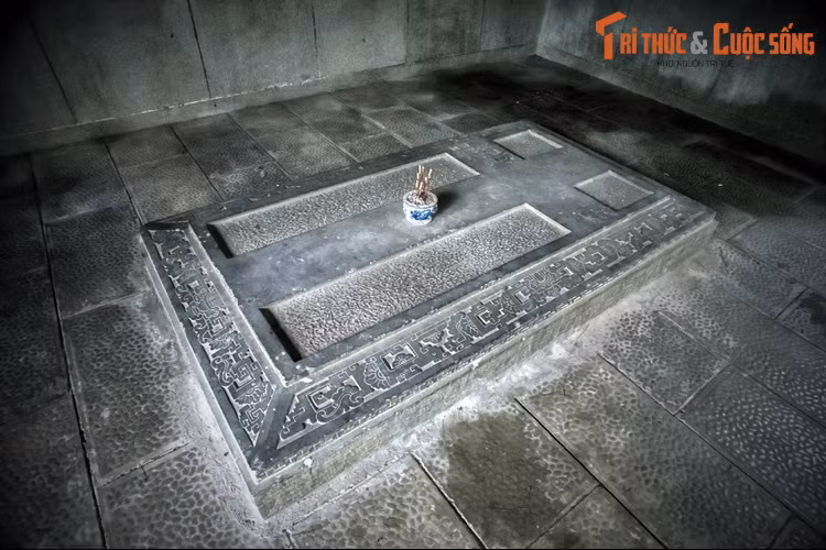 Lúc sinh thời, Nguyễn Hữu Hào là một đại điền chủ giàu có, quê gốc ở Gò Công (Tiền Giang). Ông kết hôn với bà Lê Thị Bình, ái nữ của ông Huyện Sỹ giàu nhất xứ Nam kỳ thời bấy giờ. Vợ chồng ông hạ sinh hai con gái, trong đó con thứ là Nam Phương Hoàng hậu Nguyễn Hữu Thị Lan.