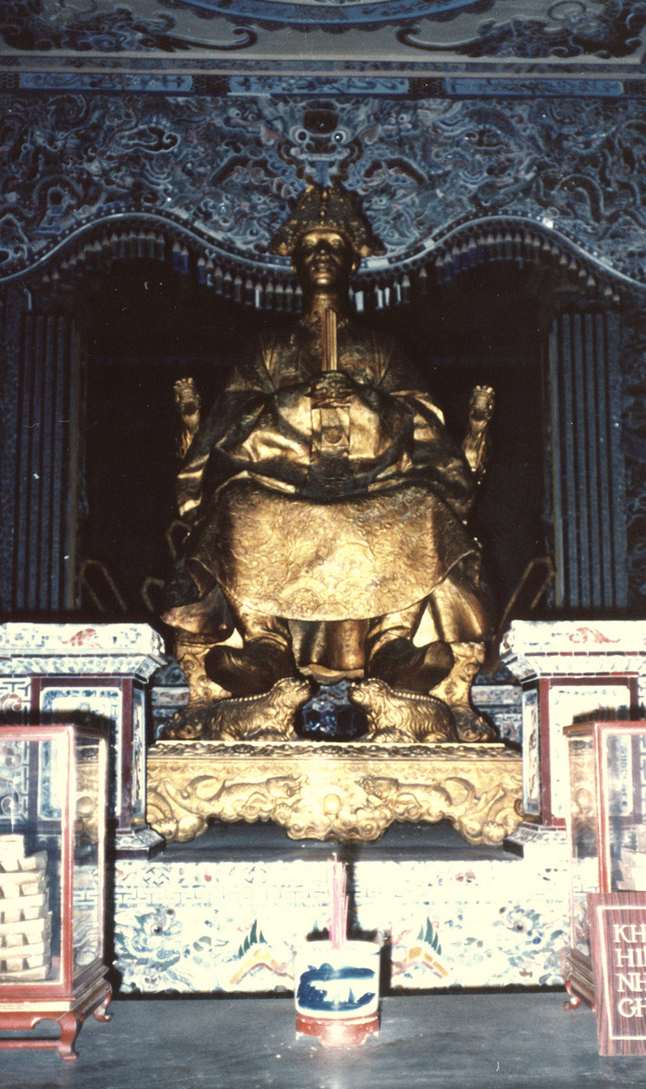 Tượng vua Khải Định được đặt trên mộ phần của vua ở khu chính tẩm, phần phía sau cung Thiên Định.