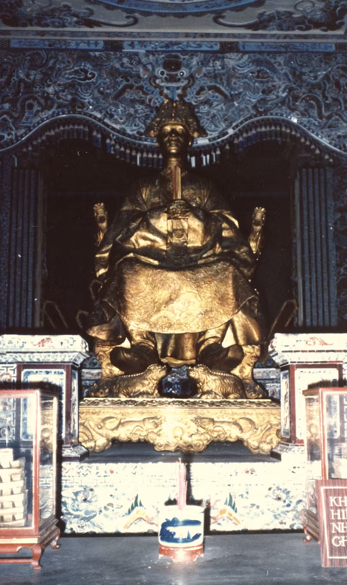 Tượng vua Khải Định được đặt trên mộ phần của vua ở khu chính tẩm, phần phía sau cung Thiên Định.