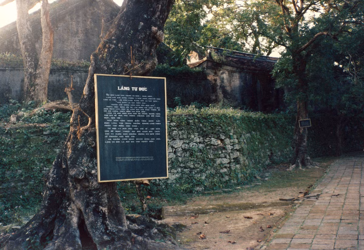 Tấng bảng giới thiệu di tích ở lối vào lăng Tự Đức.