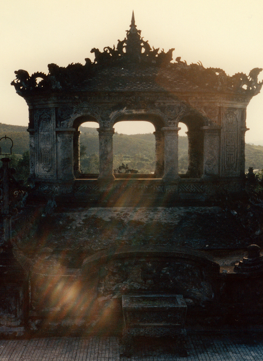 Từ sân trước điện Khải Thành nhìn ra Bi Đình.