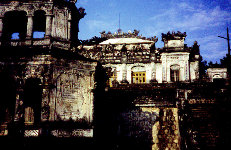 Từ sân Bái Đình nhìn về cung Thiên Định, bên trái là Bi Đình (nhà bia).