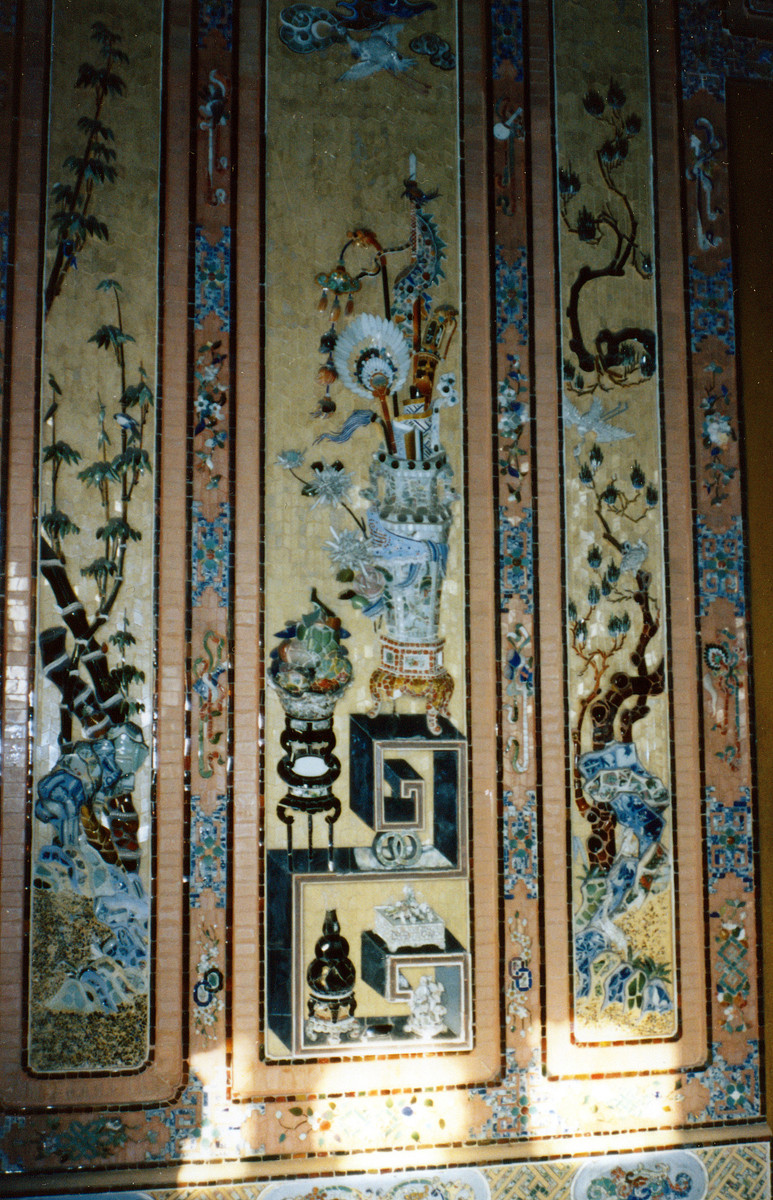 Họa tiết trang trí bằng gốm sứ trên bức tường ở điện Khải Thành, phần phía trước cung Thiên Định, nơi có án thờ vua Khải Định.