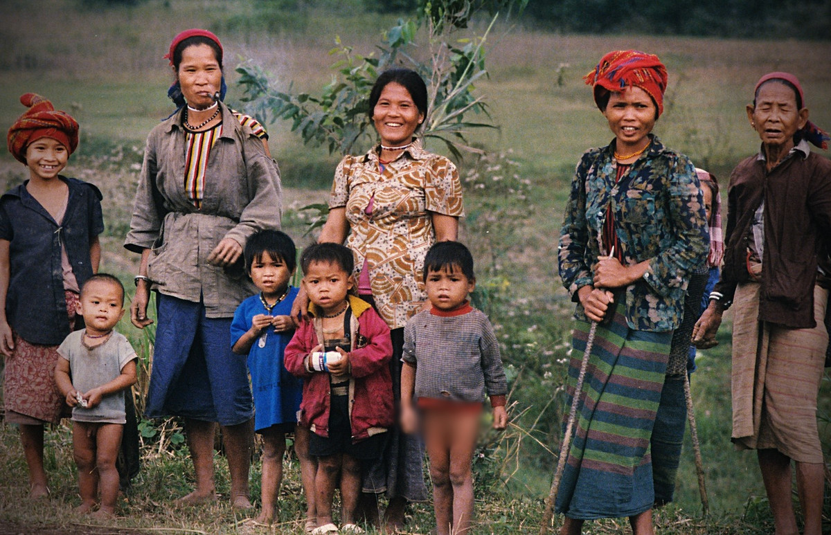 Các cư dân địa phương tươi cười khi được chụp hình.