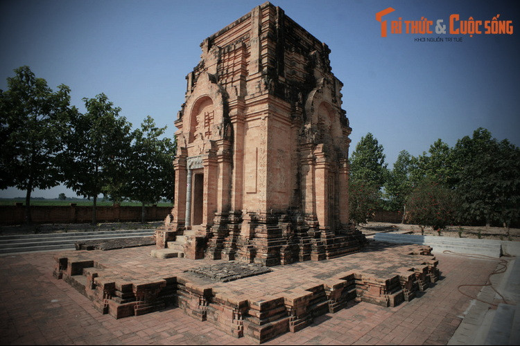 Nằm ở địa bàn xã Tân Phong, huyện Tân Biên, tỉnh Tây Ninh, tháp Chót Mạt là một trong những di tích tiêu biểu nhất của văn hóa Óc Eo còn được lưu giữ ở Việt Nam.