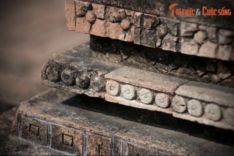 Từ thế kỷ thứ 7, vương quốc Phù Nam đã chấm dứt sự tồn tại của mình sau khi bị sát nhập vào lãnh thổ của Chân Lạp. Tháp Chót Mạt đã được xây dựng sau biến cố này, có thể được coi là một tiếng vọng cuối cùng của nền văn hóa Óc Eo...