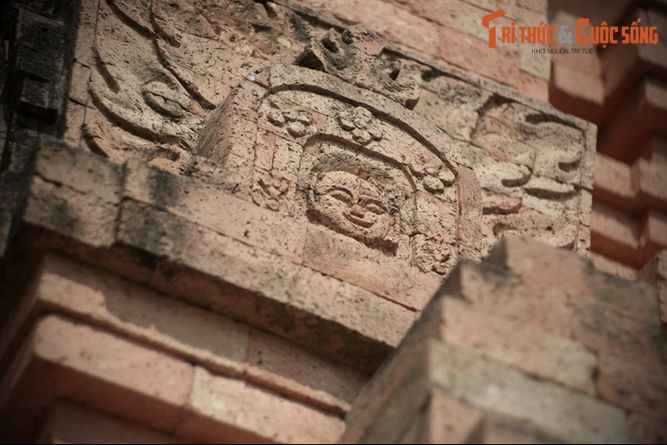 Theo các nhà nghiên cứu, cũng như nhiều cộng đồng dân cư khác trong khu vực ở những thế kỷ đầu Công nguyên, người Óc Eo chịu ảnh hưởng sâu sắc của Phật giáo và Hindu giáo, hai tôn giáo lớn đến từ Ấn Độ.