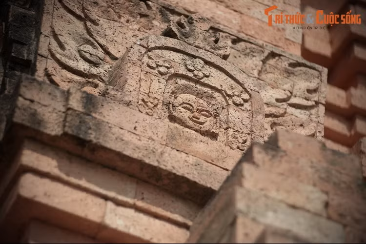 Theo các nhà nghiên cứu, cũng như nhiều cộng đồng dân cư khác trong khu vực ở những thế kỷ đầu Công nguyên, người Óc Eo chịu ảnh hưởng sâu sắc của Phật giáo và Hindu giáo, hai tôn giáo lớn đến từ Ấn Độ.