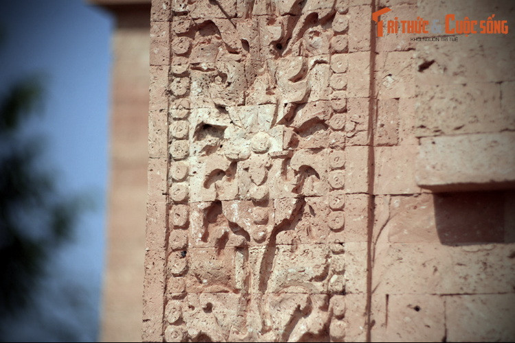 Hiện tại, yếu tố sắc tộc – ngôn ngữ của cư dân Óc Eo vẫn là một ẩn số. Giới nghiên cứu cho rằng người Óc Eo chính là chủ thể của Phù Nam, đế chế đã kiểm soát một vùng đất trải dài từ phía Nam Trung Bộ của Việt Nam cho đến phía Bắc bán đảo Mã Lai.