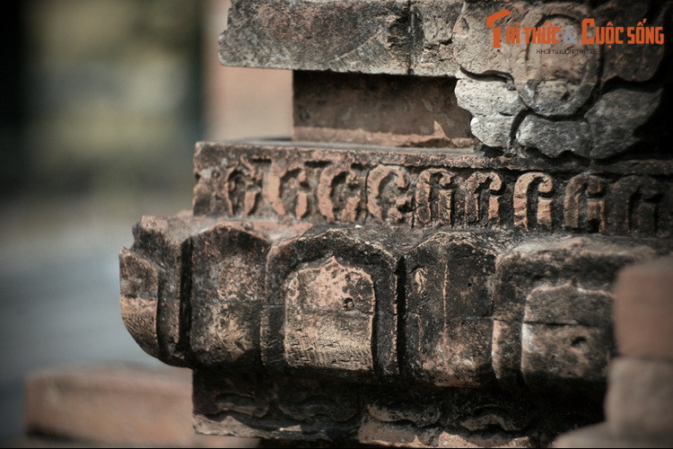 Sau một giai đoạn huy hoàng, đế quốc Phù Nam bắt đầu suy thoái vào cuối thế kỷ thứ 6. Nước Chân Lạp của người Khmer vốn là một thuộc quốc của Phù Nam, sau dần lớn mạnh và bắt Phù Nam thần phục lại mình.