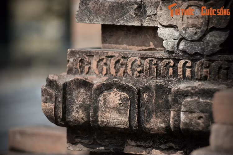 Sau một giai đoạn huy hoàng, đế quốc Phù Nam bắt đầu suy thoái vào cuối thế kỷ thứ 6. Nước Chân Lạp của người Khmer vốn là một thuộc quốc của Phù Nam, sau dần lớn mạnh và bắt Phù Nam thần phục lại mình.