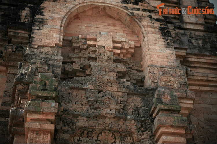 Phật giáo du nhập cùng thời với Hindu giáo và có sự tích hợp với tôn giáo này, thể hiện qua việc các tượng thần Vishnu chuyển hóa thành Di lặc hay Bồ tát 4 tay (Avalokiteshvara), Di lặc 4 tay (Bodhisattva Maitreya)... trong nhiều bức tượng Óc Eo.