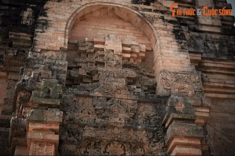 Phật giáo du nhập cùng thời với Hindu giáo và có sự tích hợp với tôn giáo này, thể hiện qua việc các tượng thần Vishnu chuyển hóa thành Di lặc hay Bồ tát 4 tay (Avalokiteshvara), Di lặc 4 tay (Bodhisattva Maitreya)... trong nhiều bức tượng Óc Eo.