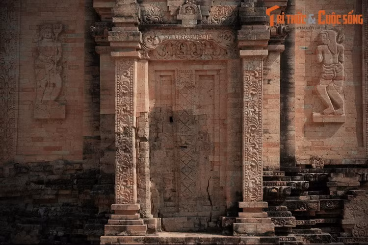 Cư dân Óc Eo đã thờ ba vị thần tiêu biểu của Hindu giáo là Vishnu, Shiva, Brahma. Ngoài ra còn thờ các vị thần như Durga-Parati (vợ Siva), Lakshmi (vợ Vishnu), Thần đầu voi Ganesha (con Shiva)...