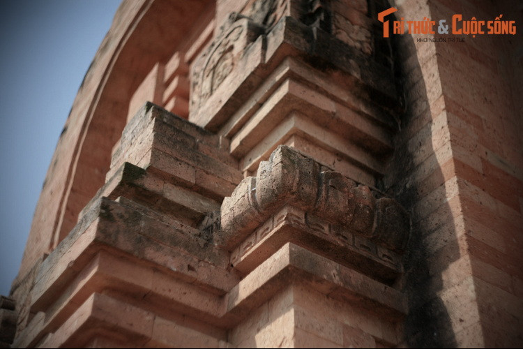 Ngoài ra, người Óc Eo còn có thể có những tín ngưỡng riêng, mà theo thời gian chúng ta có thể sẽ giải mã được qua việc nghiên cứu các di tích như tháp Chót Mạt.