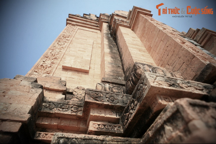 Vể tổng quan, tháp Chót Mạt được xây bằng gạch có bình diện vuông 5 mét x 5 mét, đỉnh tháp cao 10 mét. Toàn bộ tòa tháp được chạm khắc hoa văn rất tinh xảo.