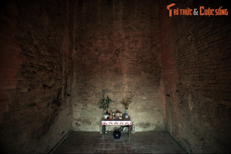 Phía sau tòa tháp nghìn tuổi là nhiều điều chưa được giải đáp thấu đáo về những vị thần từng được thờ phụng tại đây, và xa hơn là cả nền tín ngưỡng cư dân Óc Eo xưa.