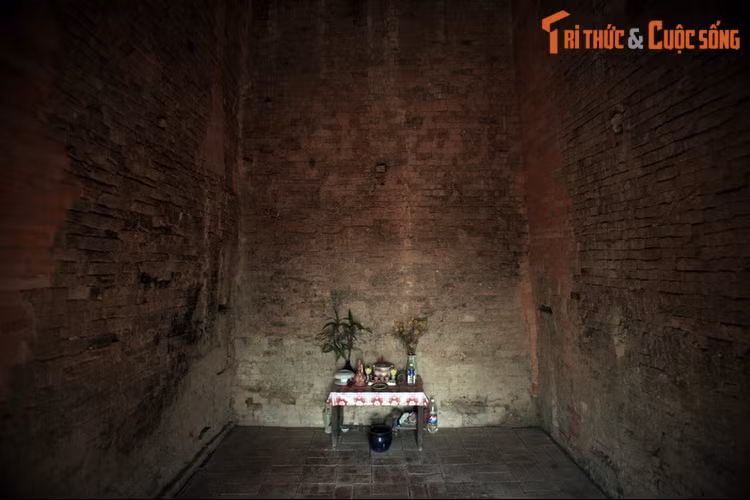 Phía sau tòa tháp nghìn tuổi là nhiều điều chưa được giải đáp thấu đáo về những vị thần từng được thờ phụng tại đây, và xa hơn là cả nền tín ngưỡng cư dân Óc Eo xưa.