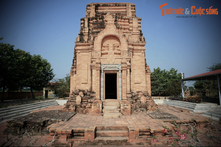 Tòa tháp cổ được các nhà khảo cổ Pháp phát hiện đầu thế kỷ 20 trong tình trạng bị hư hại nặng nề. Giám định niên đại cho thấy tháp có từ thế kỷ thứ 8. Sau một quá trình nghiên cứu, công trình đã được khôi phục gần với nguyên gốc.