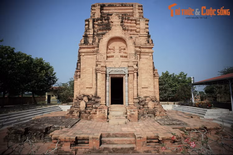 Tòa tháp cổ được các nhà khảo cổ Pháp phát hiện đầu thế kỷ 20 trong tình trạng bị hư hại nặng nề. Giám định niên đại cho thấy tháp có từ thế kỷ thứ 8. Sau một quá trình nghiên cứu, công trình đã được khôi phục gần với nguyên gốc.