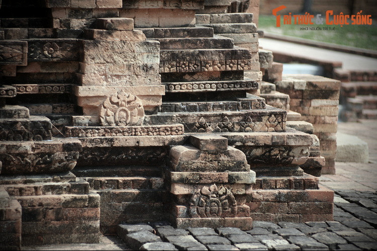 Hình dáng của tháp Chót Mạt có nhiều sự tương đồng với các đền tháp của người Chăm tại miền Trung. Chân tháp rộng, các bức tường thẳng và dày, đỉnh tháp nhọn, các viên gạch được xếp chồng khít lên nhau hầu như không có khe hở.