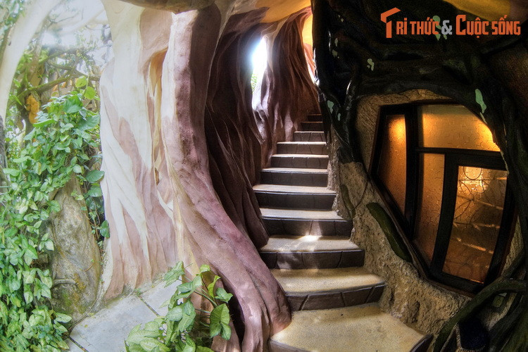 Phía trong mỗi tòa nhà có những hành lang uốn lượn như hang động, cầu thang quanh co, các căn phòng cách bài trí nội thất kỳ quặc...