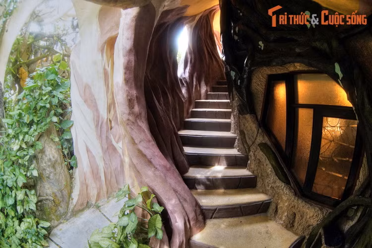 Phía trong mỗi tòa nhà có những hành lang uốn lượn như hang động, cầu thang quanh co, các căn phòng cách bài trí nội thất kỳ quặc...