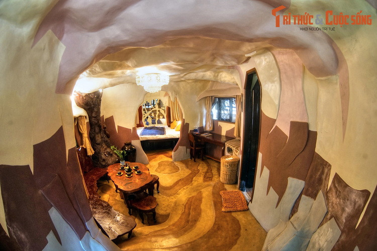 Không chỉ là một điểm tham quan, biệt thự Hằng Nga còn là cơ sở lưu trú du lịch với 11 phòng nghỉ có phong cách khác nhau, mang những cái tên thú vị như phòng Con kiến, phòng Con hổ, phòng Đại bàng đất, phòng Quả bầu...