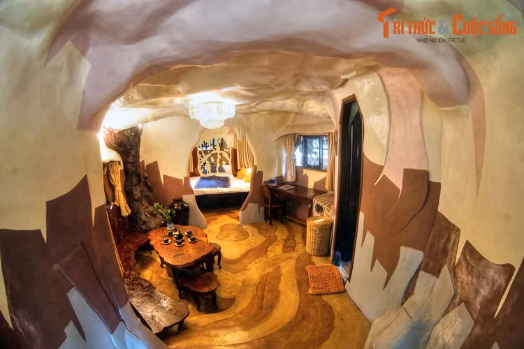 Không chỉ là một điểm tham quan, biệt thự Hằng Nga còn là cơ sở lưu trú du lịch với 11 phòng nghỉ có phong cách khác nhau, mang những cái tên thú vị như phòng Con kiến, phòng Con hổ, phòng Đại bàng đất, phòng Quả bầu...