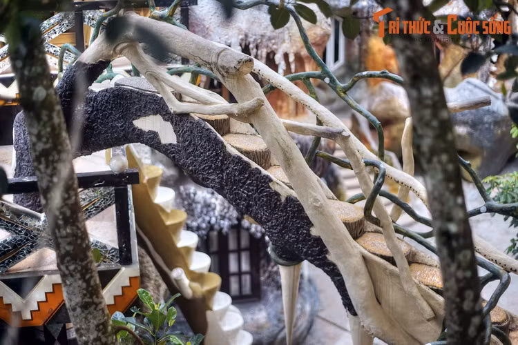 Ngoài những điểm đặc sắc, theo đánh giá từ du khách, điểm trừ của khu du lịch này là các cầu thang chênh vênh có lan can thấp và sơ sài, trẻ em chỉ nên khám phá nơi đây với sự giám sát chặt chẽ của người lớn để tránh rủi ro.