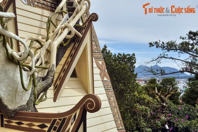 Bà tốt nghiệp Đại học Kiến trúc Mátxcơva (1959 – 1965), sau đó từ 1969 – 1972 tiếp tục trở lại học và lấy bằng Tiến sĩ của Liên Xô. Năm 1983, bà rời Hà Nội đến sống tại Đà Lạt và đầu tư xây dựng tòa nhà này.