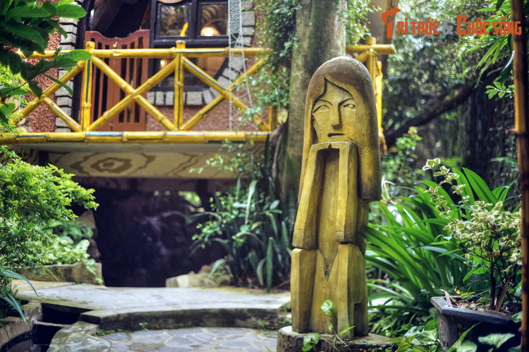 Dù được xây dựng bằng bê tông cốt thép, các công trình của tòa biệt thự vẫn tạo ra cảm giác về sự gần gũi với thiên nhiên nhờ lối tạo hình mềm mại, ngẫu hứng cùng sự hiện diện dày đặc của các loại cây xanh trong khuôn viên.