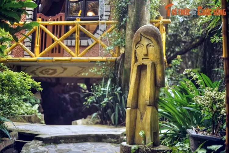 Dù được xây dựng bằng bê tông cốt thép, các công trình của tòa biệt thự vẫn tạo ra cảm giác về sự gần gũi với thiên nhiên nhờ lối tạo hình mềm mại, ngẫu hứng cùng sự hiện diện dày đặc của các loại cây xanh trong khuôn viên.